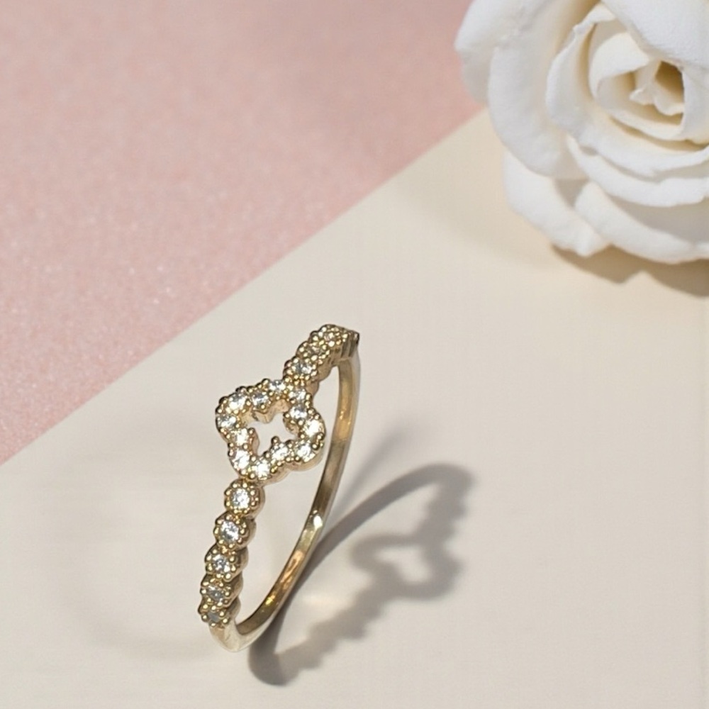 Elegant Gold Diamond Ring